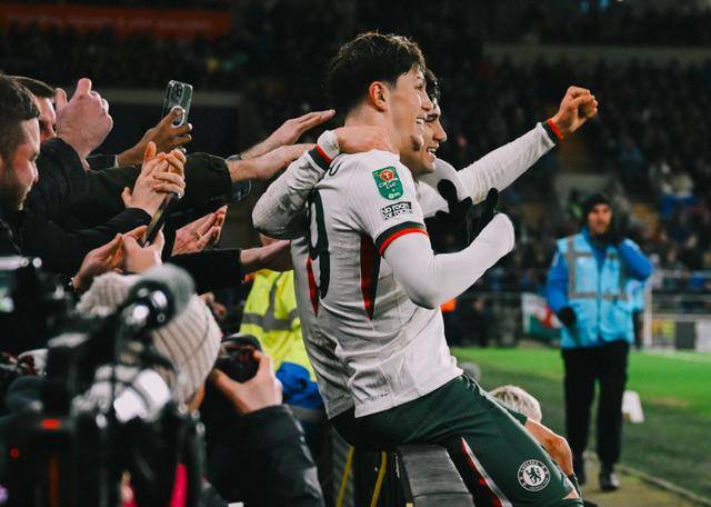 足坛一夜：FIFA最佳阵容出炉 巴萨2-0晋级十六强 切尔西3-1晋级四强