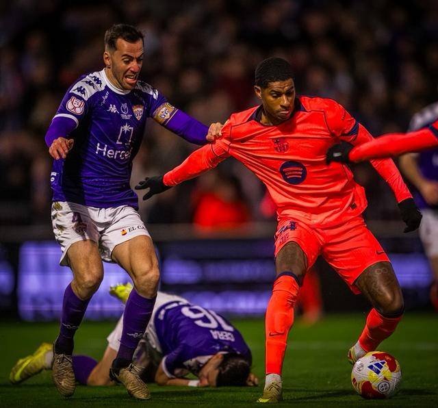足坛一夜：FIFA最佳阵容出炉 巴萨2-0晋级十六强 切尔西3-1晋级四强